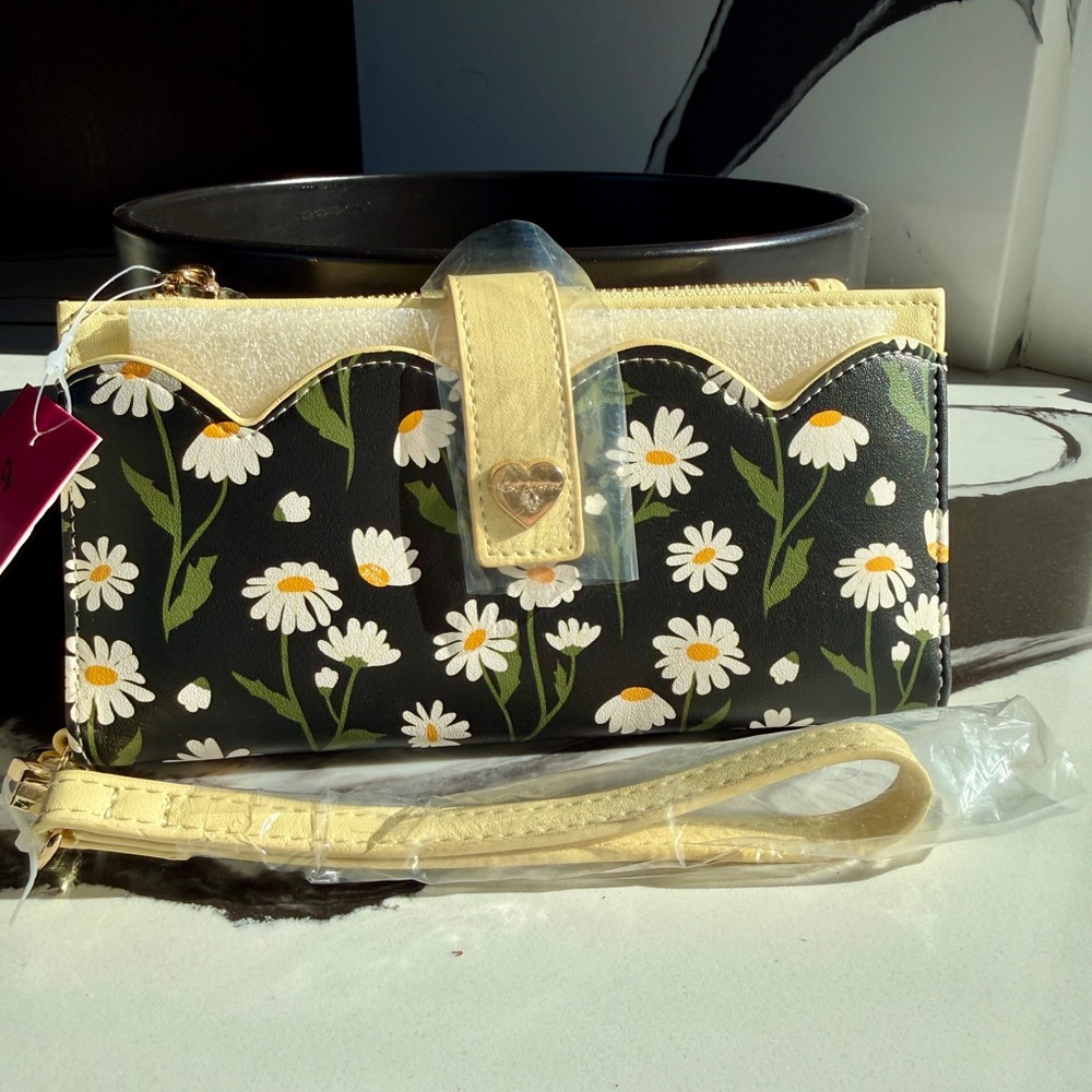 NWT! Fabulous Betsey Johnson Sunflower and Black,  Daisy Wrist Wallet!